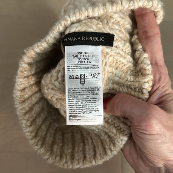 Banana republic cable knit beanie new - Picture 2 of 3